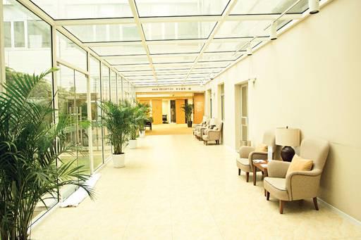 浜笢鏂逛笌鏄庡痉鍖婚櫌,鏄庡痉鍖婚櫌涓庝含涓滄柟