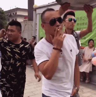 搞笑白色连衣裙视频,搞笑gif第356期