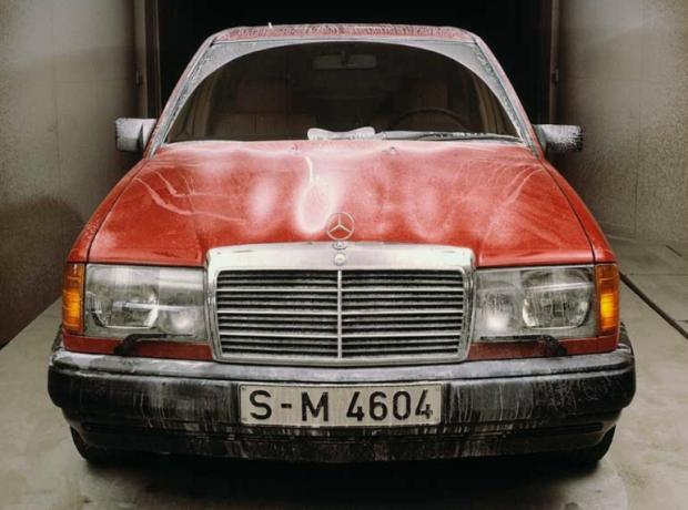 你信么？30年前的“小虎头”奔驰E级，至今还有人念念不忘