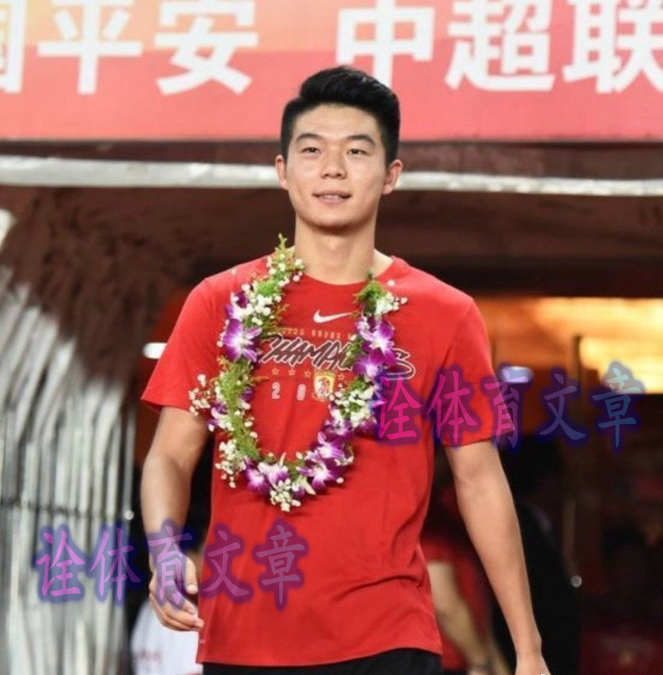 广州恒大历史上第二位不敢让球迷评论的球员被喷：怂包反骨崽！