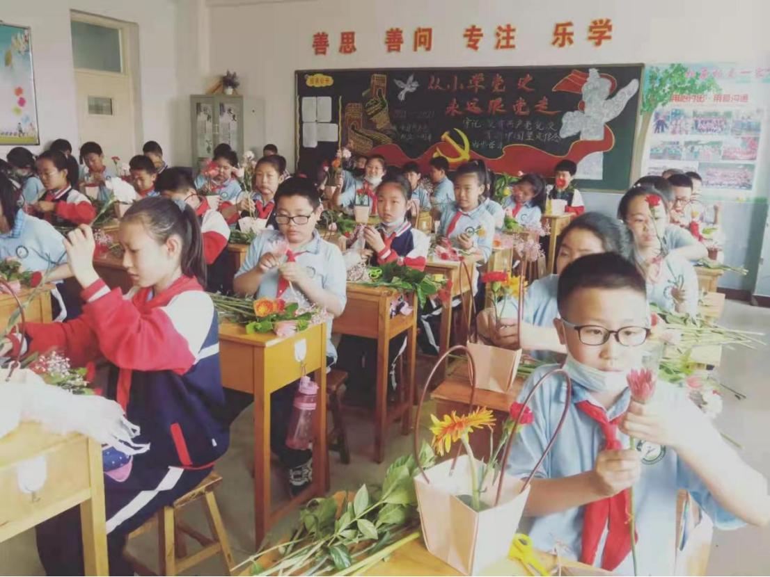 教育资讯｜花香暖人心——包钢实验二小家长课堂正在进行时