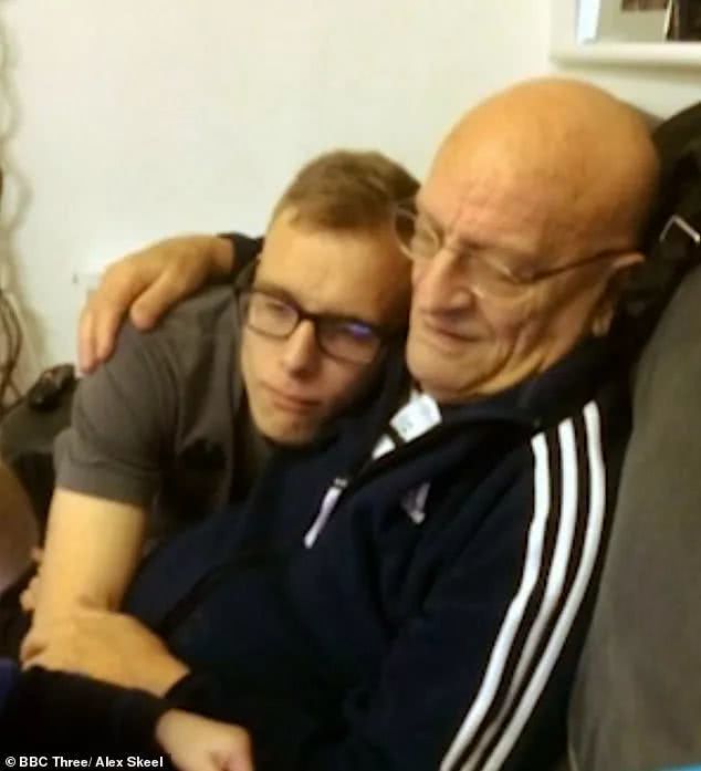 23岁足球教练被家暴,足球教练虐待儿童