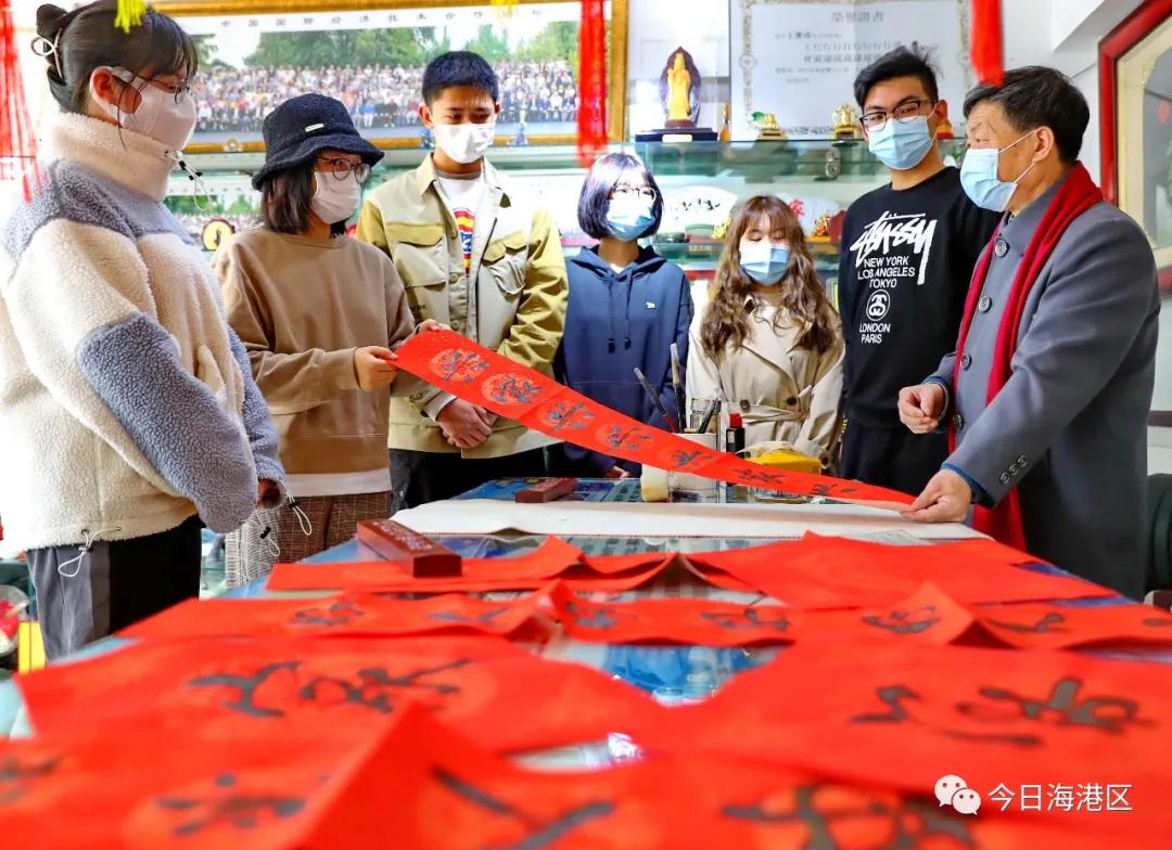 中秋节月圆之时家人团聚吃月饼,月圆人团圆不用等待的团聚更美味