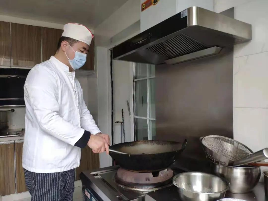 家书、红包、家乡菜……车谷职工留汉过个暖心年