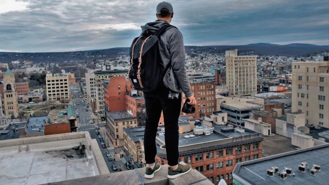 职业女性背什么包见客户,双肩包可以背一个肩膀