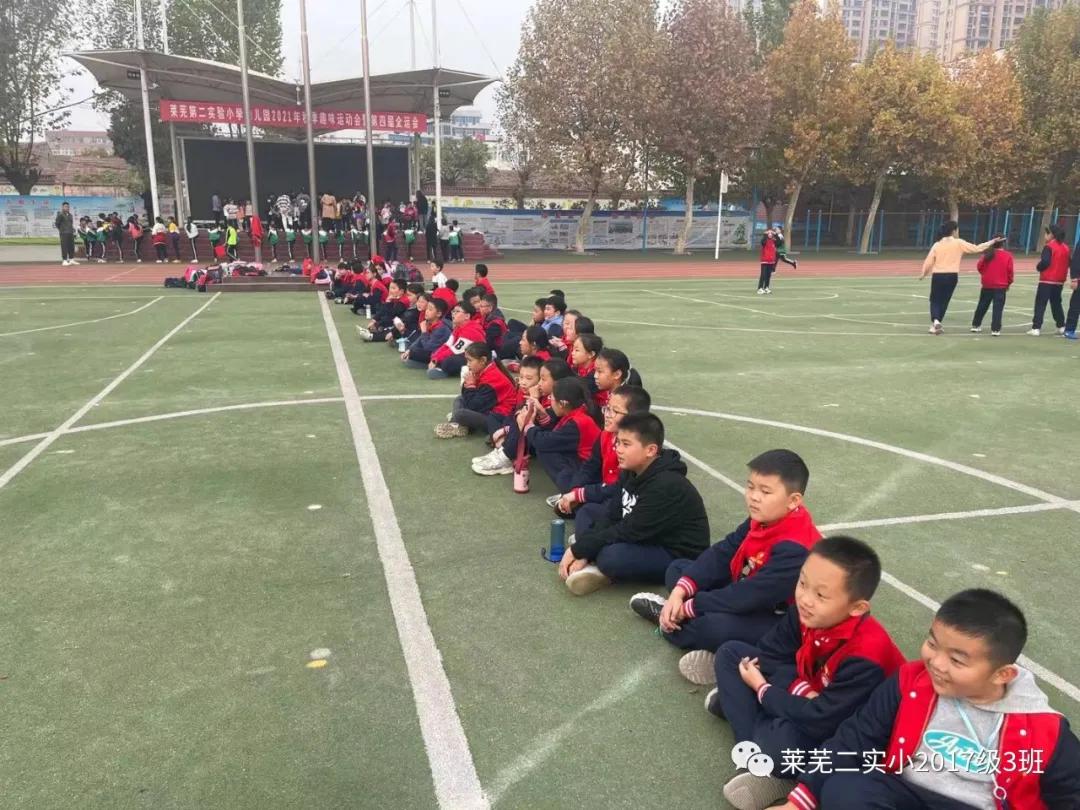 祝贺足球队获胜,庆祝足球队胜利