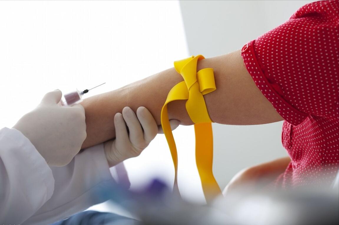 看尿判断尿蛋白,判定肾病测尿肌酐还是血肌酐