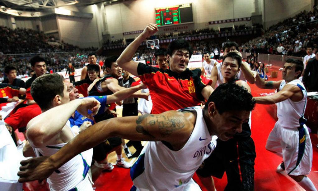 中国男篮四大外线朱芳雨,最血性的中国男篮朱芳雨一战封神