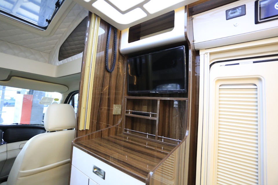 飞翔房车2.2t柴油版小额头房车,花费1w改造小房车