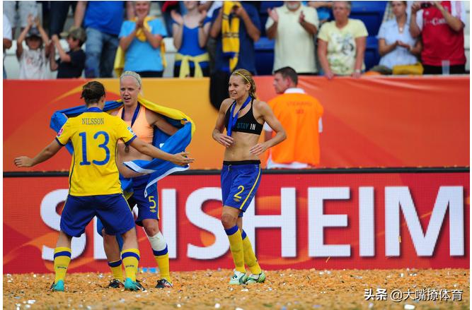 李梦场边换球衫就震惊了?这些姑娘庆祝胜利之举,你不得流鼻血?