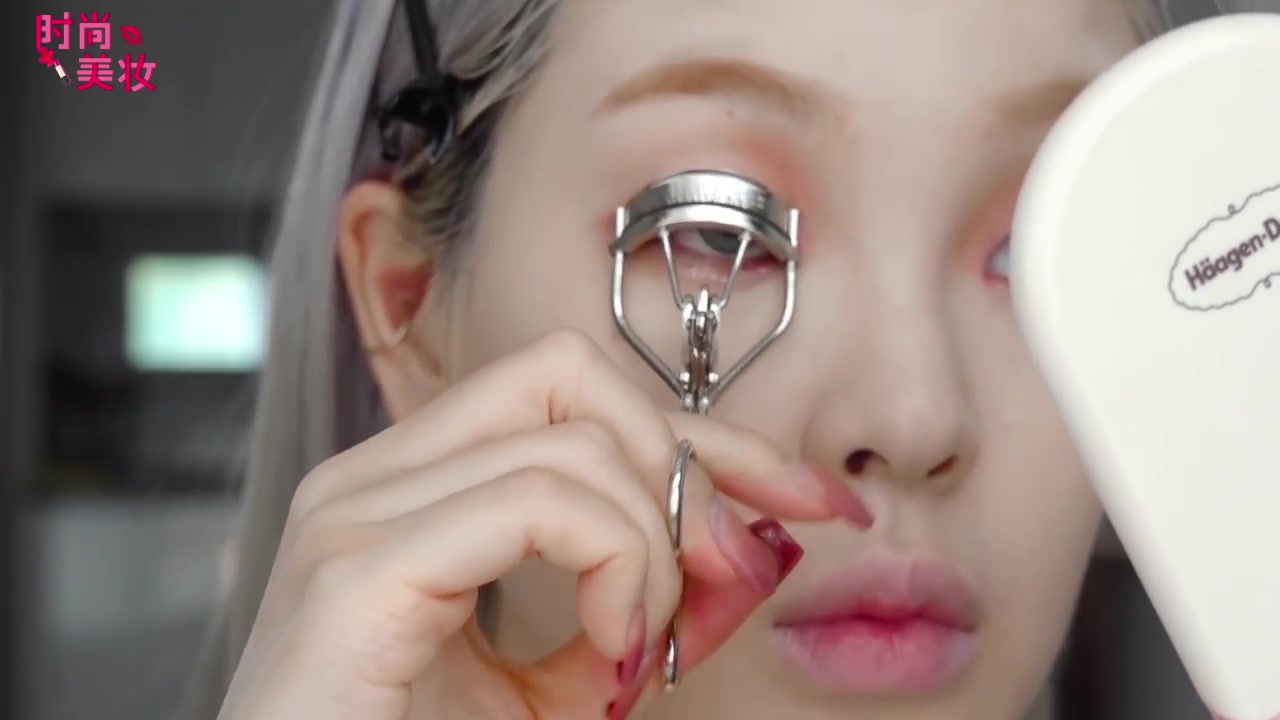 欧美妆教程蓝眼影,蜜桃色眼妆教程冬季暖心少女眼妆