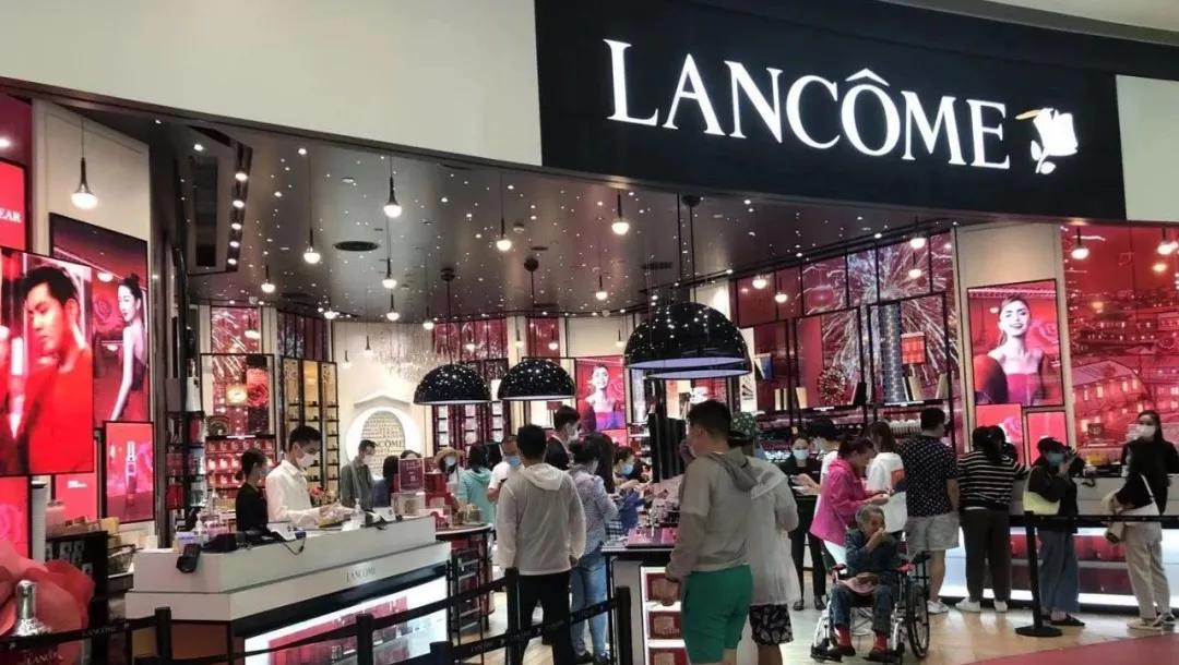 你逛免税店的样子像极了十年前逛两元店