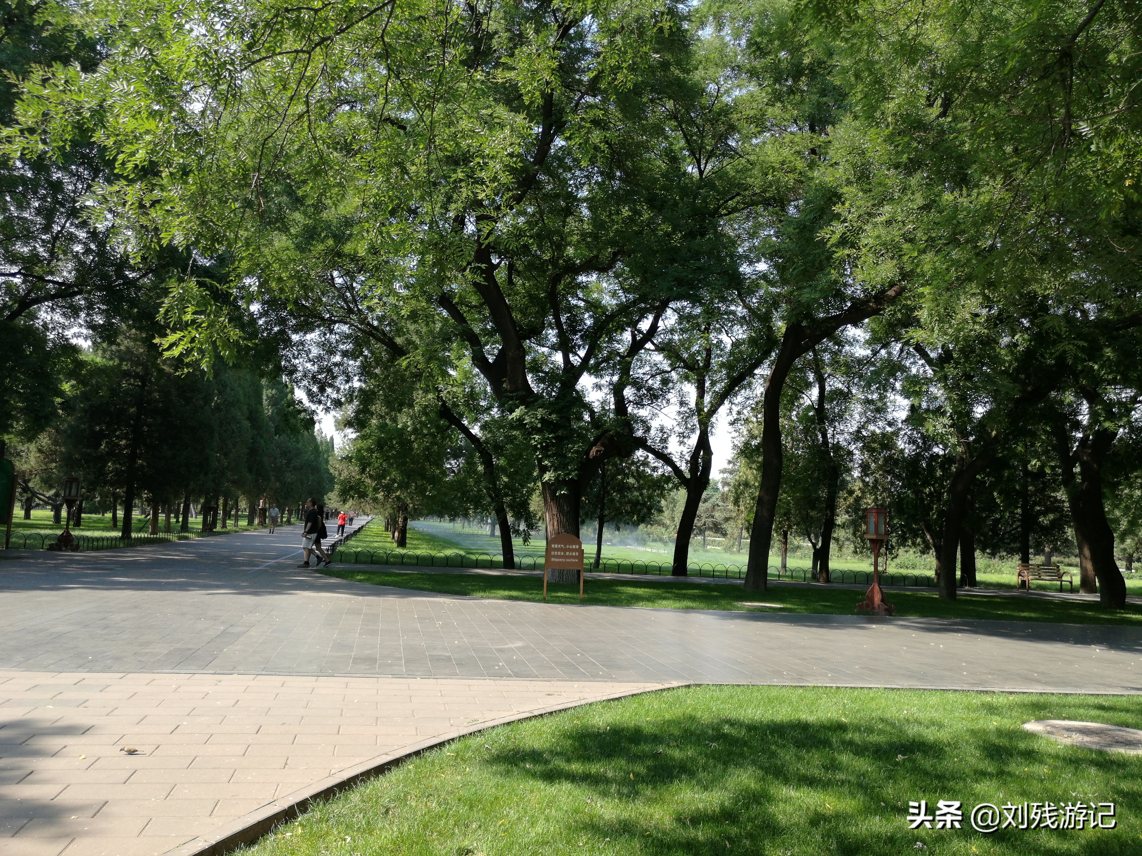 天坛是世界上最大的祭祀建筑群,北京天坛的圆坛为古代祭天的场所