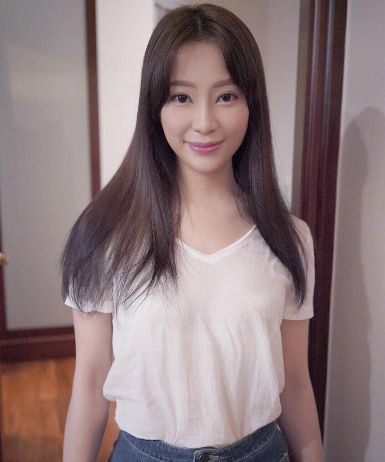 43岁tvb前甜美女星罕见露面,tvb女明星身材