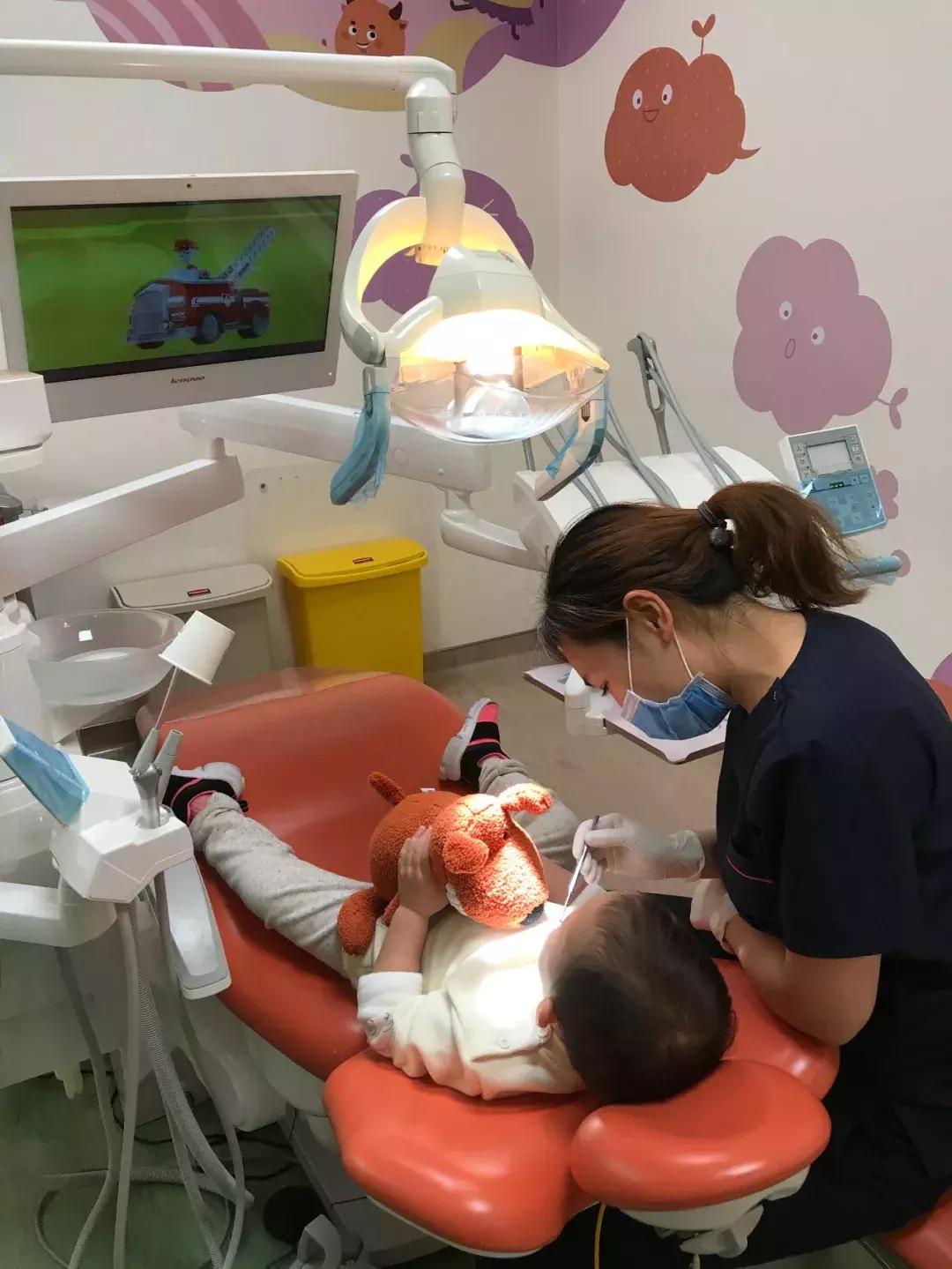 2岁多宝宝牙齿开始烂了,2岁宝宝牙齿蛀牙需要治疗吗