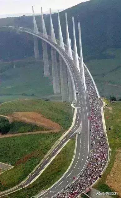 这是一条神奇的“天路”，难得一见，绝对震撼你的双眼