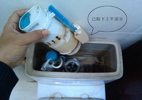 马桶底部漏水原因与维修,马桶堵了马桶边上漏水怎么办