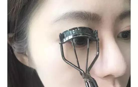 没有睫毛夹怎么夹睫毛妙招,夹睫毛教程零基础手法