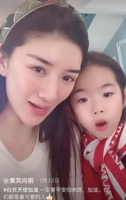 黄奕与女儿比拼高难度健身动作，下腰拉伸压腿看着都好疼