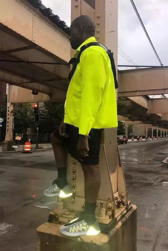 当初忍痛买的万元球鞋,被你们说拆就拆,你有想过我的感受吗?