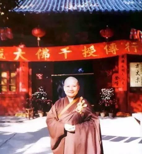 歌手李娜57岁了,出家前1月还在推广民族音乐,曾有两段悲伤恋情