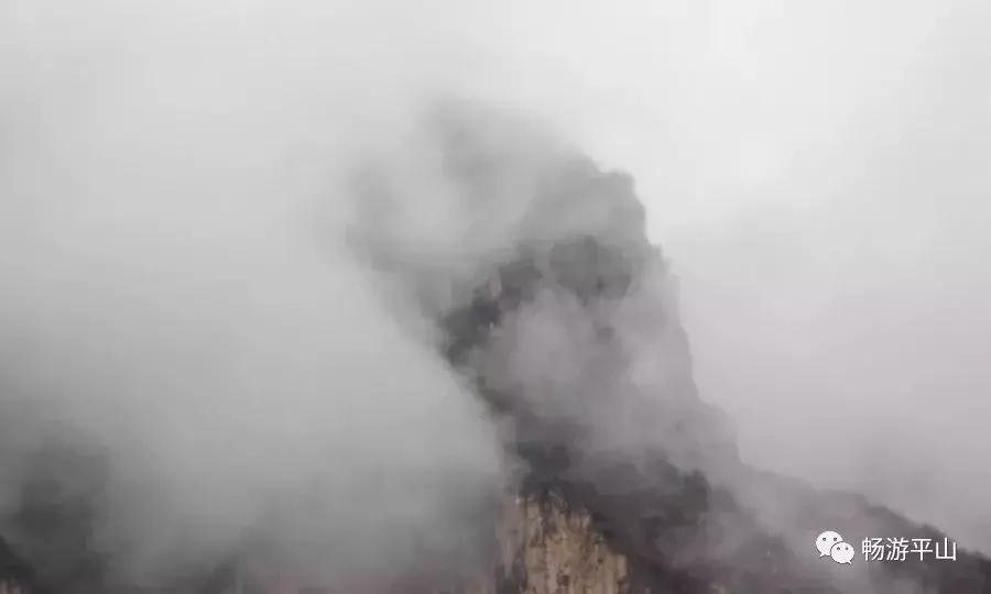 暮春之雨潇潇落，仙山云雾缥缈间~