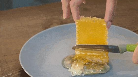 脸上长痘痘的原因和注意事项,脸上长痘痘到底应该怎么解决