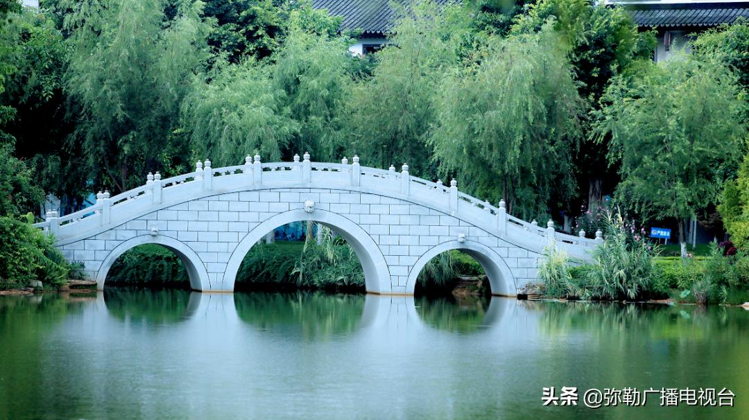 弥勒美食推荐离湖泉景区最近,弥勒五彩云池风景区