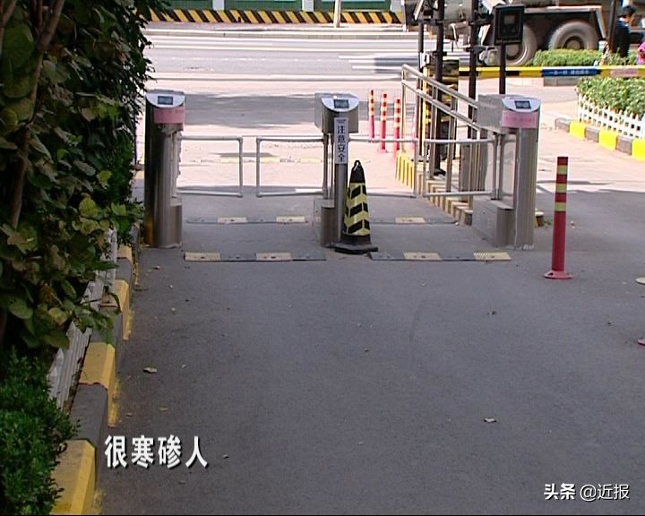 济南一小区，墙砖开裂用胶带粘？闸机坏了换塑料管！？业主：物业太有才了……