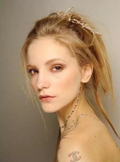 lv饰品和香奈儿,lv与香奈儿哪个更高端