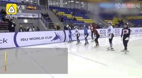 短道速滑1000米韩国两将摔出赛道,韩国短道速滑把队友推出赛道