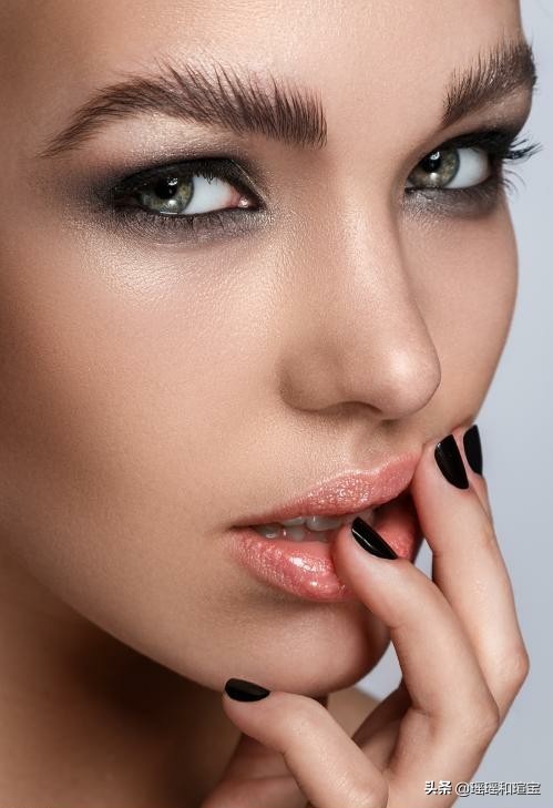 这5种坏习惯很多人常做,哪些坏习惯会使嘴唇变厚