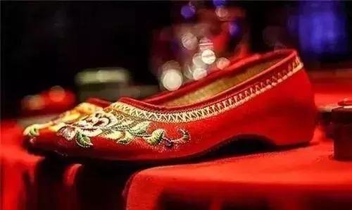 中式礼服的挑选守则及穿着禁忌,中式礼服怎么穿