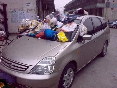 停车挡住门口不留电话的车怎么办,车被别人挡住了对方不挪车怎么办