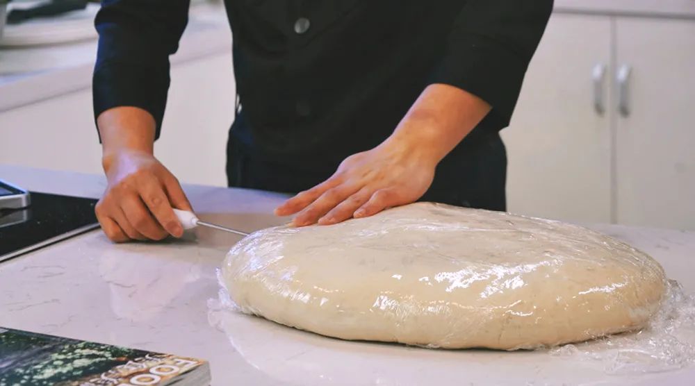 和面发酵后很粘,和面面团里都是气泡