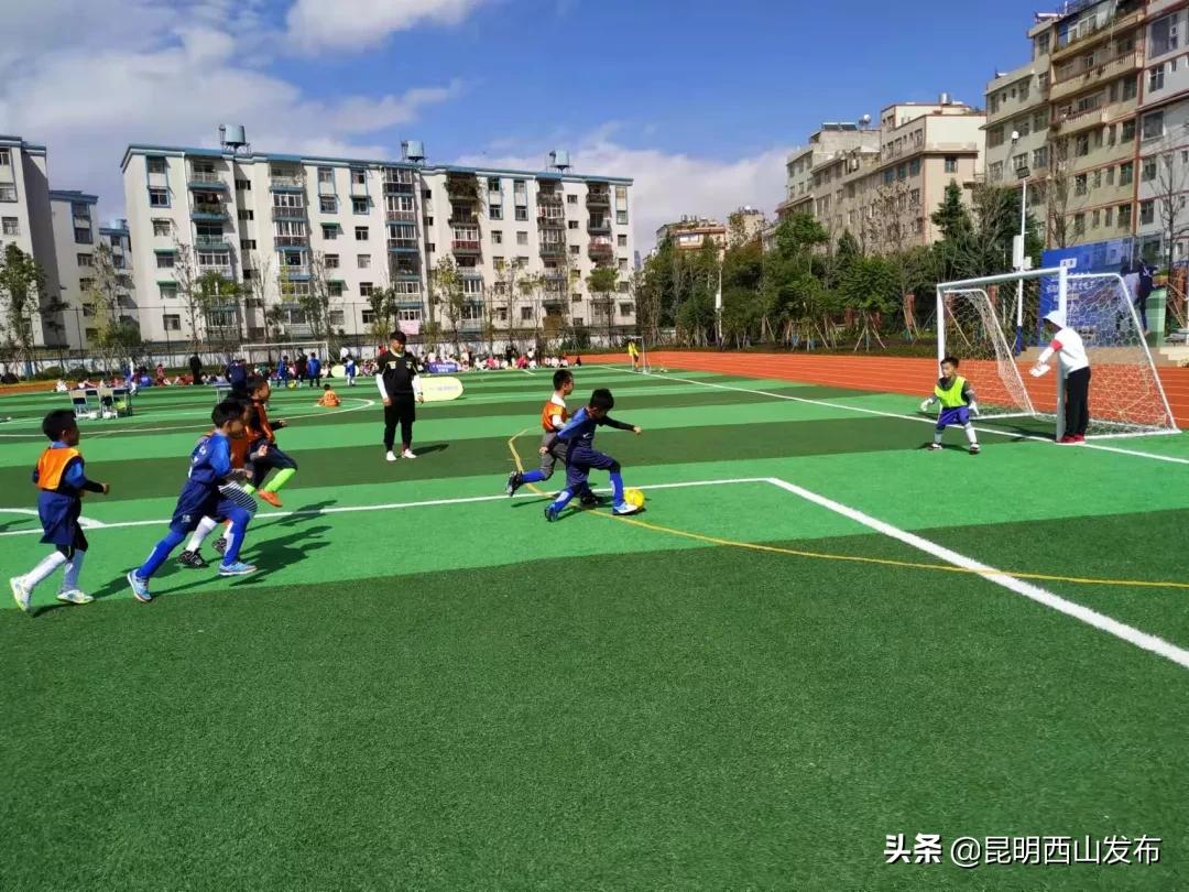 校园足球联赛充满激情,沙湾路小学班级足球联赛火热开赛