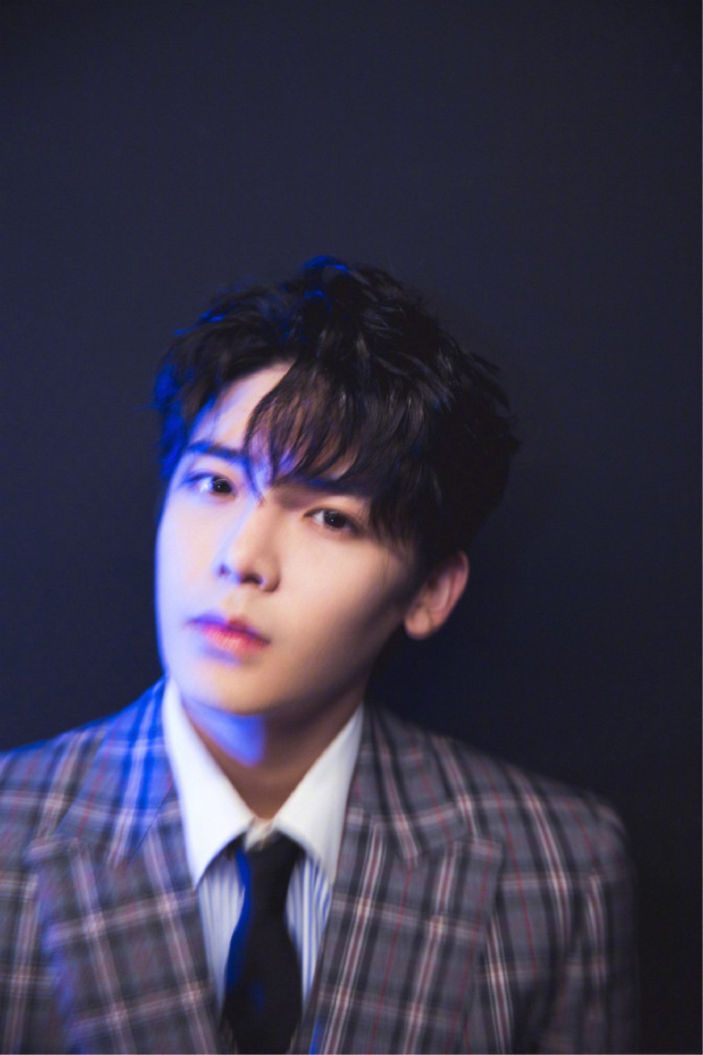 侯明昊撞色私服穿搭图文,吴磊侯明昊复古摩登大片