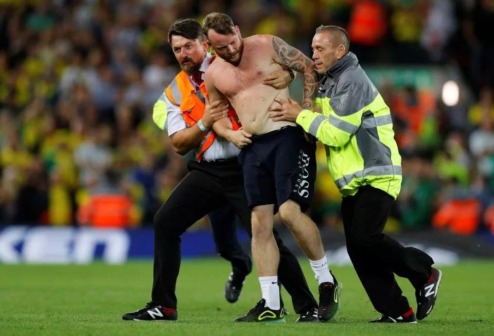 疯狂裸奔！球队4-0失利球迷裸奔为球队制造中场阻截铁粉