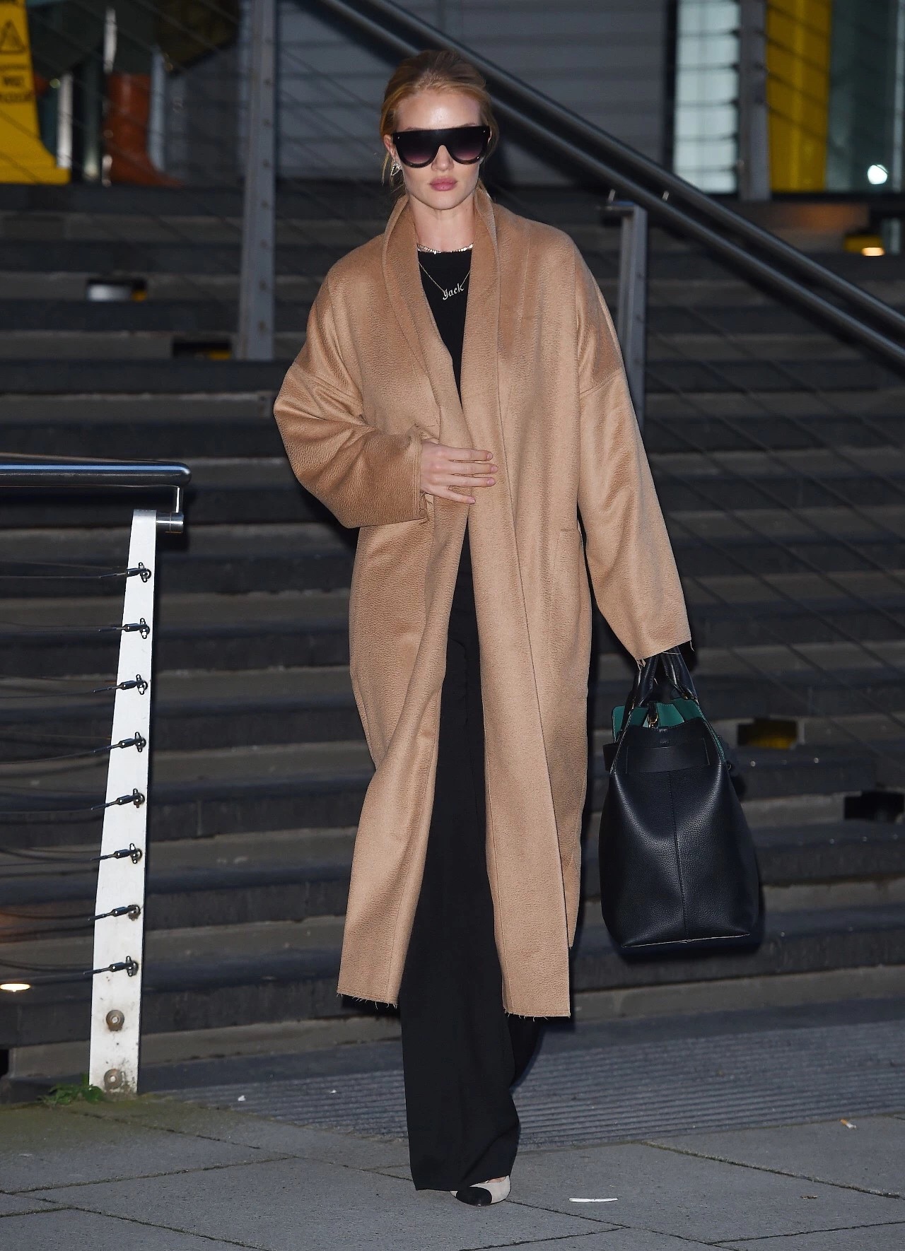 驼色大衣配黑色微喇裤,驼色大衣搭配黑色工装裤