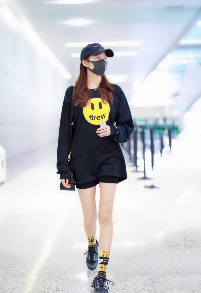 关晓彤露肚脐穿搭,关晓彤穿露脐短上衣