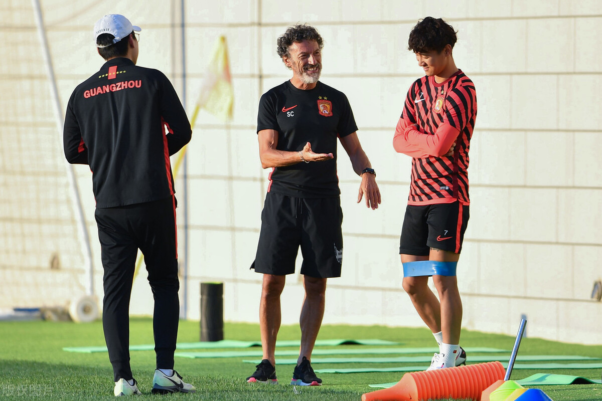 中超医道!科蒂出席运动医学论坛,女主播为广州城中医诊所打Call