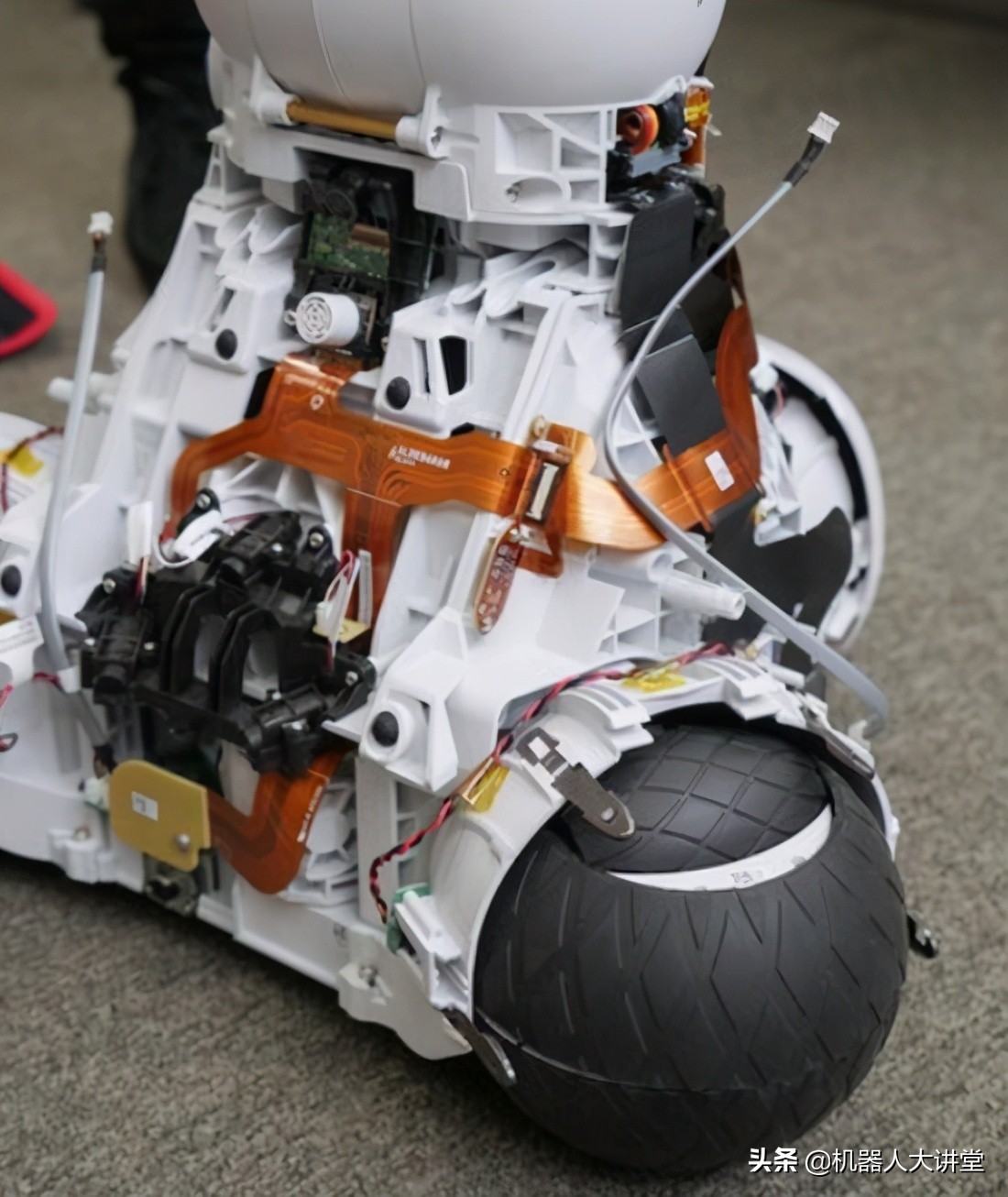 pepper机器人和nao机器人,pepper机器人摔倒了会起来吗