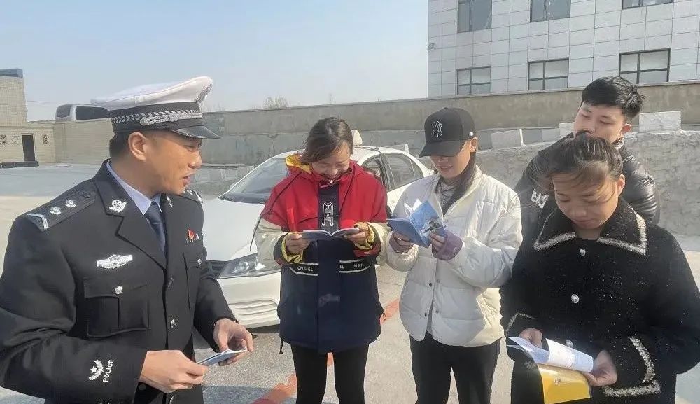 交警走进军营开展交通安全宣传,百万警进千万家交通安全宣传活动