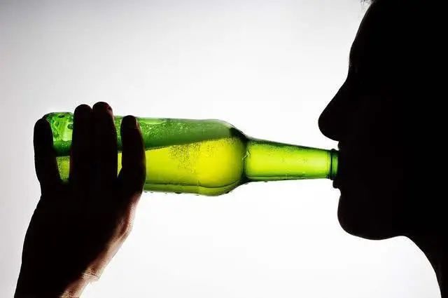 56岁男子深夜脑出血，提醒：这把年纪了，怎么还做这2件事