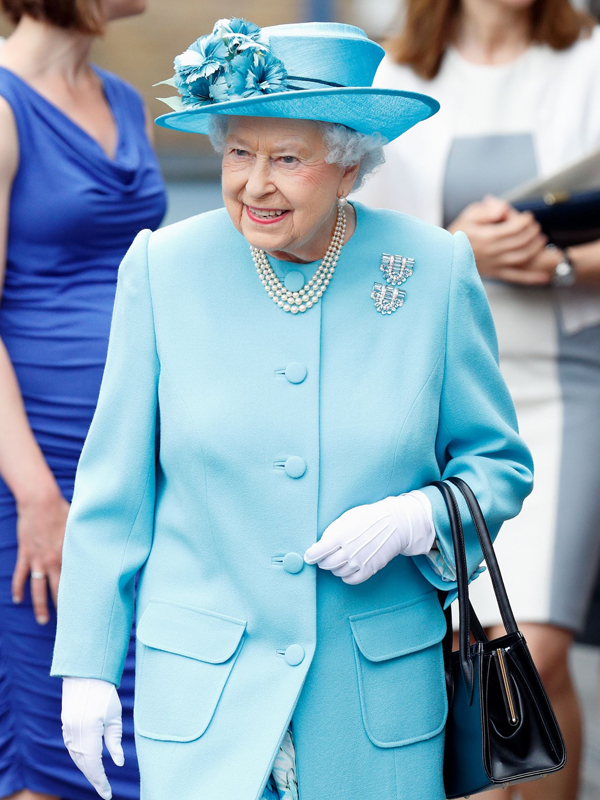 93岁英国女王穿驼色大衣,93岁英国女王穿休闲装