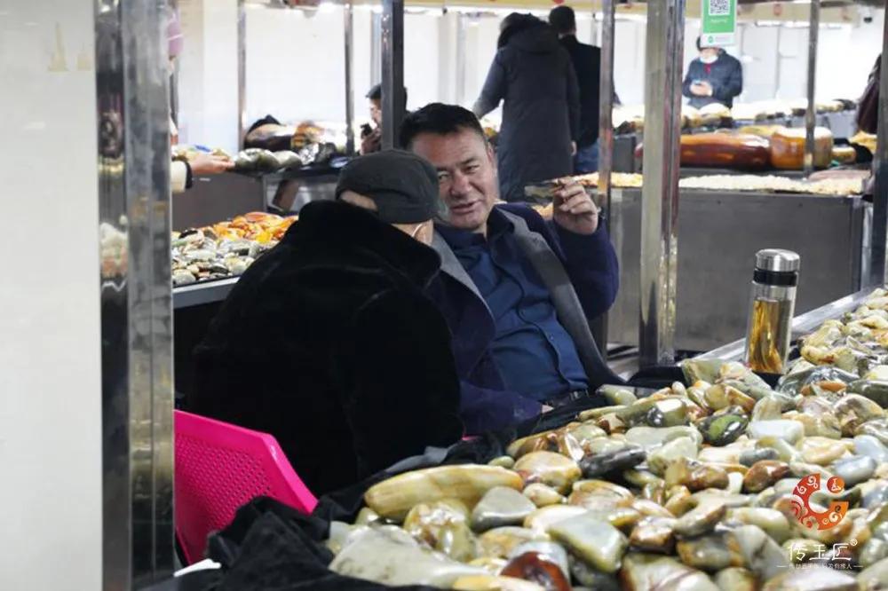 和田玉水中采直播,和田玉水里捞直播