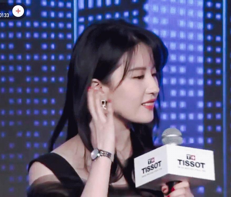 刘亦菲确认下一部新剧了吗,刘亦菲一身露腰造型亮相机场