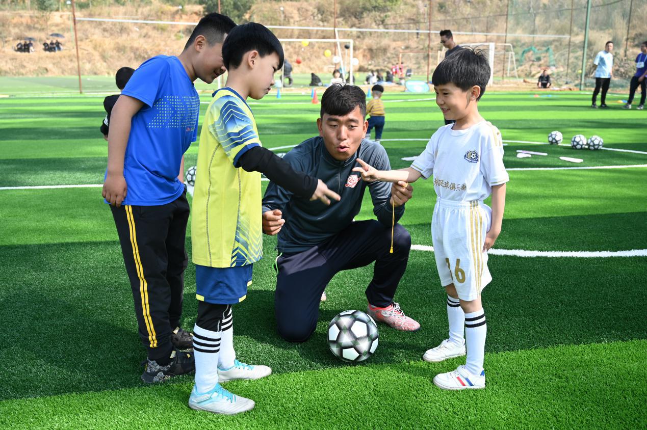 为梦想而努力青少年足球活动昆明,昆明青少年体适能培训机构