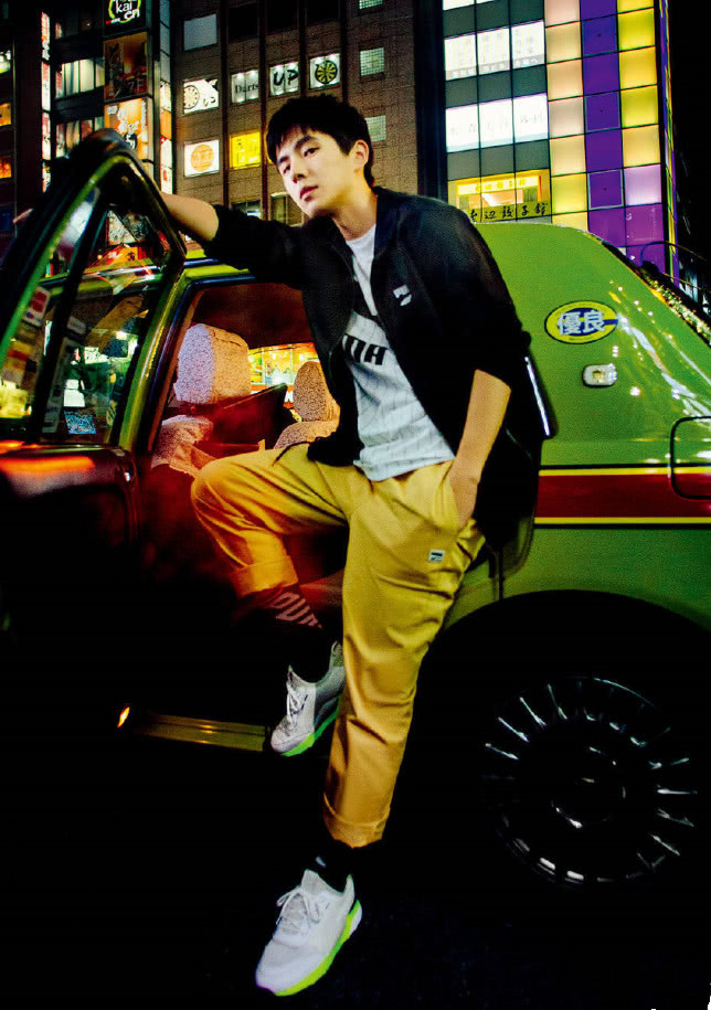 刘昊然这双“非洲鞋”，比脏脏鞋更丑更脏，穿出来意外很拉风！