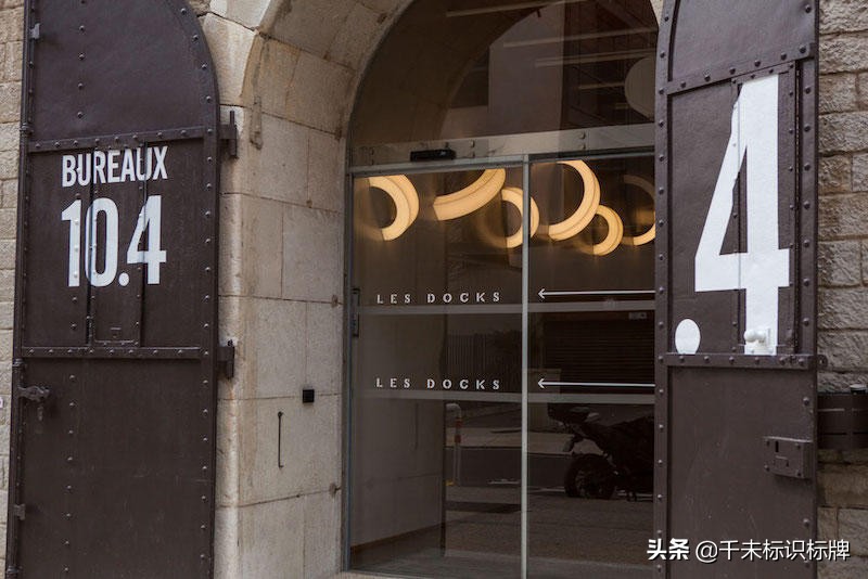 led招牌发光字哪些更吸引人,外露led发光字的制作工艺及特点